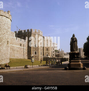 Una veduta generale del Castello di Windsor e della statua di Sir Edgar Boehm della Regina Vittoria, eretta nel 1887 in occasione del Giubileo d'Oro della Regina. Foto Stock