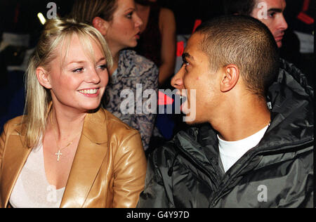 Baby Spice Emma Bunton con il ragazzo Jade dalla band Damage Godetevi i disegni di Julien MacDonald durante la London Fashion Week. Foto Stock