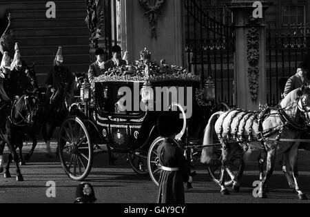 Il regalo bicentenario dell'Australia, il nuovo 120,000 Australian state Coach, lasciando Buckingham Palace per portare la regina Elisabetta II e il duca di Edimburgo all'apertura di Stato del Parlamento. La vettura è la prima nuova vettura che la famiglia reale ha avuta dal 1910. Il pullman ha finestre ad azionamento elettrico, ed è la prima carrozza reale ad essere costruita fuori della Gran Bretagna. Foto Stock