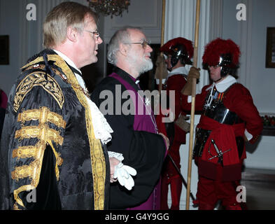 Il sindaco della città di Londra, Alderman David Wootton (a sinistra), ospita una cena annuale con gli ospiti arcivescovo di Canterbury Rowan Williams (centro) presso la Mansion House, Londra. Foto Stock