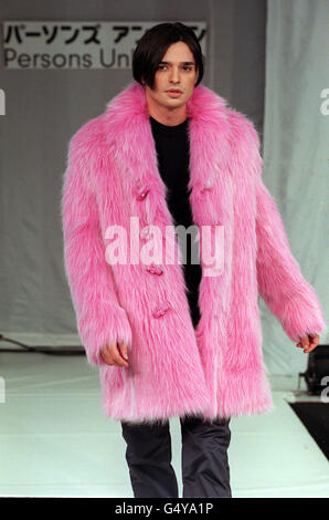 Persone di moda sconosciute. Un modello sulla passerella al persons Unknown Fashion Show, tenuto al Shepherds Bush Empire di Londra. Foto Stock