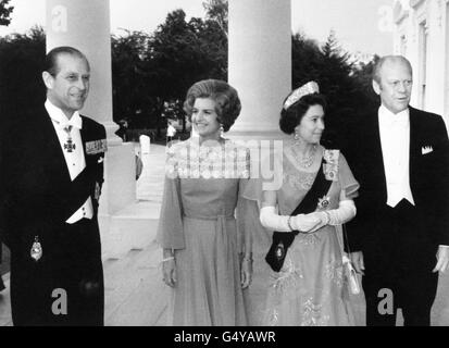 Regina Elisabetta II e il Duca di Edimburgo con il presidente americano Gerald Ford e sua moglie Betty Ford sul Portico Nord della Casa Bianca, a Washington, D.C. Foto Stock