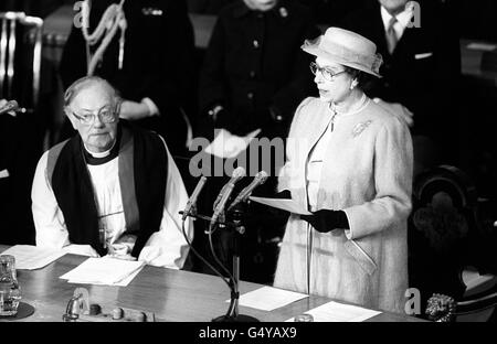 La Regina Elisabetta II, seguita dall'arcivescovo di Canterbury, il dottor Robert Runcie (a sinistra), si rivolge al Sinodo Generale della Chiesa d'Inghilterra presso la Church House di Westminster, Londra. Foto Stock