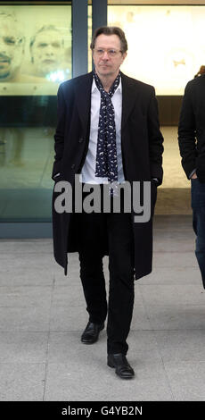 L'attore Gary Oldman arriva al Terminal 5 dell'aeroporto di Heathrow davanti al BAFTA che si terrà domenica. Foto Stock