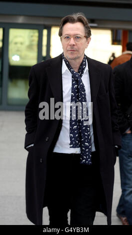 Vista Gary Oldman - Heathrow. L'attore Gary Oldman arriva al Terminal 5 dell'aeroporto di Heathrow, davanti al BAFTA che si svolge la domenica. Foto Stock