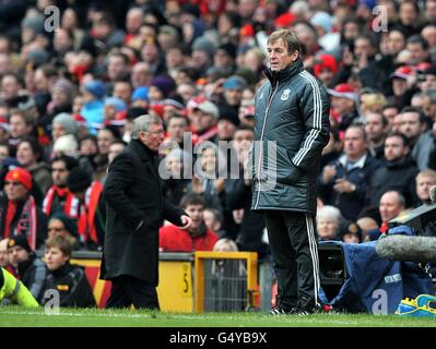 Calcio - Barclays Premier League - Manchester United contro Liverpool - Old Trafford. Il manager di Liverpool Kenny Dalglish è sulla linea di contatto Foto Stock