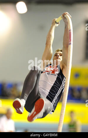 Il Gran Bretagna Luke Cutts compete nella finale della pole vault maschile durante le prove Aviva e i Campionati interni del Regno Unito, English Institute of Sport, Sheffield. Foto Stock