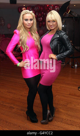 Amanda Harrington da Scousewives disperati (a sinistra) e Sam Faiers alla proiezione di Barbie: A Mermaid's tale 2 a Vue, Leicester Square a Londra. Foto Stock