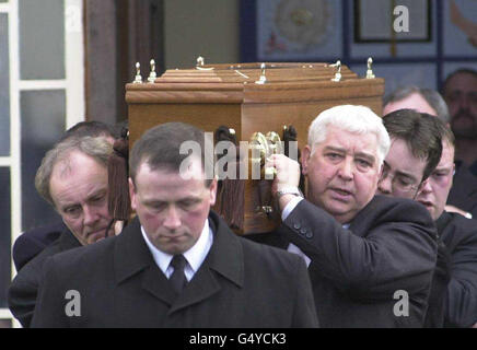 Amici e familiari al funerale di Barry Wallace presso la chiesa parrocchiale di St Johns a Kilmarnock. Barry, un operaio del supermercato, è scomparso il 5/12/99 dopo una festa di Natale delle opere. * le sue braccia e gambe smembrate sono state scoperte a Loch Lomond da parte dei sommozzatori di polizia durante un esercizio di routine a Rowardennan, Loch Lomond, pochi giorni dopo. 5/1/2001: Boves, 37, che sarà rimandato in Gran Bretagna dall'Olanda per sostenere il processo per le accuse che ha ucciso Barry Wallace di 18 anni, da Kilmarnock, Ayrshire, nel dicembre 1999, e ha lasciato gli arti recise a 60 miglia di distanza, la polizia ha confermato. Foto Stock