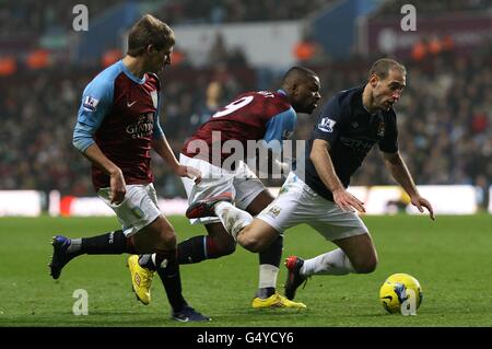 Calcio - Barclays Premier League - Aston Villa / Manchester City - Villa Park. Il Pablo Zabaleta di Manchester City (a destra) viene abbassato da Darren Bent di Aston Villa (centro) Foto Stock