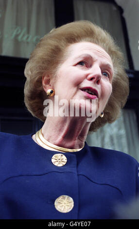 L'ex primo ministro Lady Thatcher, descrivendo la lunga guerra legale sul generale Pinochet come uno spreco di denaro pubblico. Leggendo una breve dichiarazione fuori dal suo ufficio di Londra, ha detto che 'la senatrice Pinochet era un'amica fedele della Gran Bretagna durante la guerra delle Falklands. * la sua ricompensa da questo governo doveva essere tenuta prigioniera per 16 mesi. Foto Stock