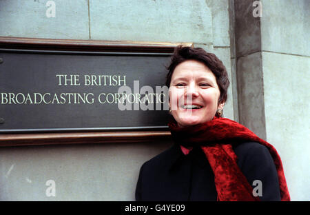 Helen Boaden si trova fuori dalla Broadcasting House di Londra. Fu nominata controllore della BBC radio 4, succedendo a James Boyle che si ritirò alla fine di marzo 2000. 22/07/04: Helen Boaden, che sarà il direttore di BBC News. Attualmente controllore di radio 4 e BBC7, prende il controllo da Richard Sambrook, che sta per prendere un nuovo posto come direttore del servizio mondiale della BBC. Foto Stock