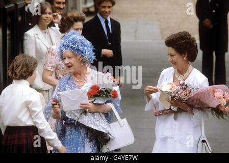 Regina Elisabetta la Regina Madre che riceve bouqeuts di fiori fuori Clarence House il suo 80 ° compleanno. (l/r) Signora Sarah Armstrong-Jones, la Regina, il Visconte Linley e la Principessa Margaret. Foto Stock