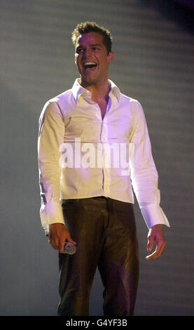 Il cantante pop latino Ricky Martin si esibisce sul palco alla cerimonia dei Brit Awards 2000, tenutasi a Earls Court, nella zona ovest di Londra. Foto Stock