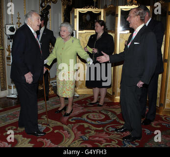 Sir Donald Sinden (a sinistra) saluta la regina Elisabetta II e il duca di Edimburgo (a destra) in un ricevimento per celebrare il 200° anniversario dell'anno in cui nacque Charles Dickens, a Buckingham Palace, Londra. Foto Stock