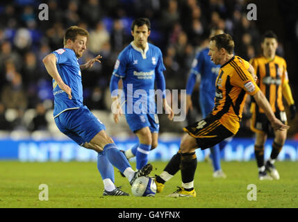 Wade Elliott di Birmingham (a sinistra) e Paul McKenna di Hull City (a destra) combattono per la palla. Foto Stock