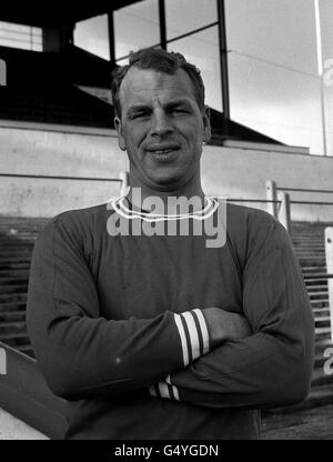 John Charles, centro-metà con Cardiff City, la seconda divisione lato. 15/6/01: Charles è stato conferito un CBE (comandante dell'impero britannico) nella lista degli onori di compleanno della regina. 08/02/04: L'ex attaccante di Leeds, Juventus e Galles si sta riprendendo nell'ospedale San Carlo di Milano dopo un intervento chirurgico per amputare parte del piede destro, secondo un rapporto. I 72 anni sono stati sottoposti a chirurgia vascolare di emergenza dopo il collasso prima di un'apparizione pianificata come pundit sulla TV italiana all'inizio di quest'anno. Tuttavia, i problemi con la circolazione hanno ora portato alla necessità di un ulteriore intervento chirurgico. 21/02/04: Il Foto Stock