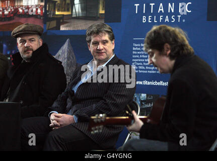 L'emittente Peter Curran (a sinistra) con il drammaturgo di Belfast Dan Gordon (al centro) ascolta BAP Kennedy (a destra), esibirsi al lancio del Titanic Festival 2012, presso l'ex sala da disegno Harland e Wolff di Belfast. Foto Stock