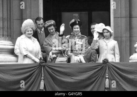 Il principe Andrew si inonda verso la folla allegre sotto il balcone di Buckingham Palace dopo la cerimonia di Trooping the Color. Da sinistra a destra; la Regina Madre; il Duca di Kent; la Principessa Marina, Dowager Duchessa di Kent; la Regina Elisabetta II e il Principe Andrea; Lord Snowdon; e la Principessa Anna. Foto Stock