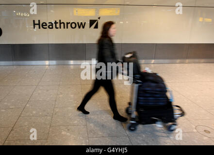 Aeroporto di Heathrow - Londra. I passeggeri arrivano al terminal 5 dell'aeroporto di Heathrow Foto Stock