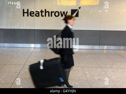 I passeggeri arrivano al terminal 5 dell'aeroporto di Heathrow Foto Stock