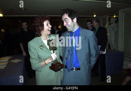 L'attore James Nesbitt con la presentatrice di Blind Date Cilla Black dopo aver ricevuto un premio speciale per il contributo eccezionale alla trasmissione, al Television and radio Industries Club (Tric) Awards di Londra. Foto Stock