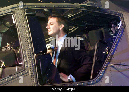 Segretario di Stato per la Difesa Geoff Hoon MP nella sede pilota del primo elicottero d'attacco WAH-64 Apache dell'esercito britannico. L'Apache è stato consegnato in una cerimonia presso la fabbrica GKN Westland di Yeovil, Somerset, ed è il primo di 67 venduto all'esercito. * per la prima linea e la formazione in un contratto del valore di 2 miliardi. Foto Stock