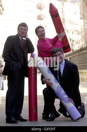 Amministratore delegato di Britt Allcroft William Harris (L), presentatore di Art Attack Neil Buchanan e direttore commerciale di Britt Allcroft Charles Falzon a Londra, dove annunciarono l'acquisizione da parte della società di Media Merchants Group. * l'acquisto per un massimo di 14 milioni di euro ha portato Britt Allcroft, proprietario di Thomas the Tank Engine e Captain Pugwash, aggiungendo una miriade di nuovi programmi alla sua stalla, che includeranno l'arte e l'artigianato dei bambini serie Art Attack e la ZZZAP! Ed è un programma Mystery mostrato su ITV al portafoglio in espansione di Britt. Foto Stock