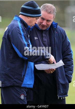 Calcio - Clydesdale Bank Scottish Premier League - Rangers / Kilmarnock - Rangers Training - Murray Park. Ally McCoist (a destra), manager dei Rangers, con l'allenatore Kenny McDowell durante una sessione di allenamento al Murray Park di Glasgow. Foto Stock