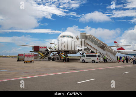 Maschio - 20 febbraio: Emirates B-777 Preparazione per la partenza il 20 febbraio 2016 nel maschio, Maldive. Occupato aeroporto maschio è il prim Foto Stock