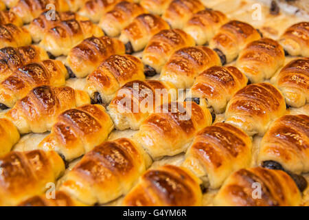 Croissant fresco sul mercato in stallo Foto Stock