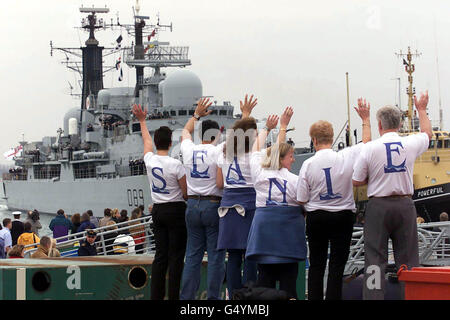 Le famiglie si affacciano sul Royal Naval Dockyard di Portsmouth per dare un'occhiata ai loro cari che ritornano sull'HMS Exeter. Il Destroyer è stato via in un tour di sei mesi di servizio, di cui quattro mesi nel Golfo dell'Iraq. *la famiglia di Sean Smith, ingegnere marittimo leader di Colchester, in Essex, scelse un modo di fare un'ammirazione di alto profilo visto dalla nave da guerra in avvicinamento ( Sean Smith raffigurato sventolando molto a destra dalla nave). E' l'ultima nave a ritornare di quelli che non hanno festeggiamenti all'inizio del secolo. Foto Stock