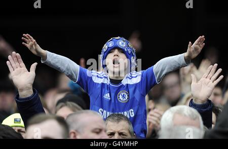 Calcio - fa Cup - Fifth Round - Chelsea / Birmingham City - Stamford Bridge. Un giovane fan del Chelsea gli fa un tifo al suo fianco nelle tribune Foto Stock