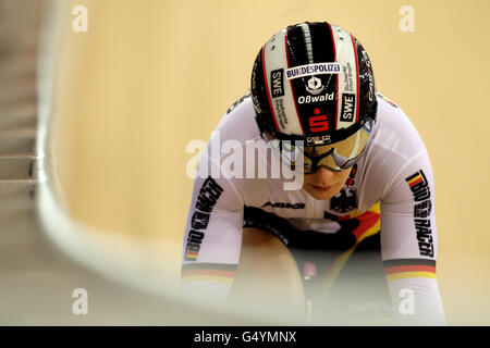 Kristina Vogel in Germania nella Sprint delle donne durante il secondo giorno la Coppa del mondo di ciclismo su pista UCI al Velodrome nel Parco Olimpico di Londra. Foto Stock