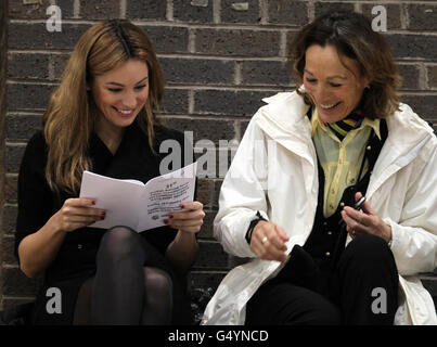 Kelly Brook (a sinistra) e Sally Evans alla Kelvin Hall International Sports Arena di Glasgow, dove il partner di Brook Thom Evans correrà nei 60 metri degli uomini nel 31° Campionato Nazionale Scozzese Senior Indoor. Foto Stock