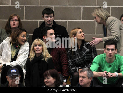 Kelly Brook (seconda a destra) con Sally Evans (ultima a sinistra-Thom Evans mamma) Max Evans (fratello di Thom) e il suo allenatore Margo Wells (ultima a destra) presso la Kelvin Hall International Sports Arena di Glasgow, dopo il partner Thom Evans, Ha corso nella finale dei 60 metri degli uomini nel 31° Campionato Nazionale Scozzese Senior Indoor. Foto Stock