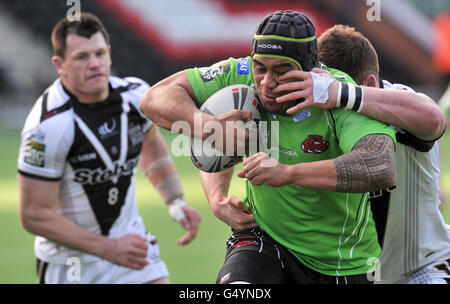 Salford's Iafeta Paleaesina Widnes' ben Cross (a destra) e Jon Clarke durante la partita della Stobart Super League allo Stobart Stadium Halton, Widnes. Foto Stock