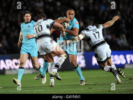 Antonio Kaufusi del Broncos di Londra è affrontato da Andy Lynch di Hull FC (a sinistra) e Sam Moa durante la partita della Stobart Super League al KC Stadium di Hull. Foto Stock