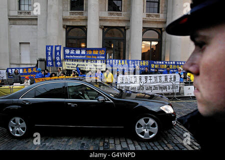 I manifestanti del Tibet libero fuori dal Castello di Dublino, mentre il vice presidente cinese Xi Jinping arriva con altri dignitari il secondo giorno della sua visita ufficiale in Irlanda. Foto Stock