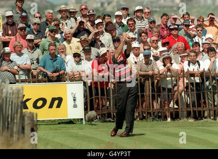 Nick Faldo, in Inghilterra, si tee a una galleria piena di oggetti sulla seconda buca durante un altro giorno di gioco della 126a Open Golf Chamionship a Royal Troon, Scozia. Foto Stock