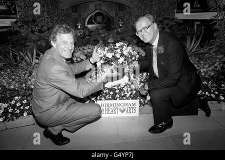 I deputati di Birmingham Robin Corbett (a sinistra) Labor, Erdington, e Anthony Beaumont-Dark, Conservative, Selly Oak, In una mostra di fiori che promuove la fiorente scena artistica di Birmingham, nella Sala d'attesa superiore della Casa dei Comuni. Foto Stock