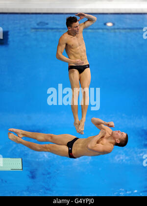 Eirik ed Espen Valheim in Norvegia nella primavera sincronizzata da 3 m maschile preliminare durante la diciottesima Coppa del mondo FINA Visa Diving presso l'Aquatics Center nel Parco Olimpico di Londra. Foto Stock