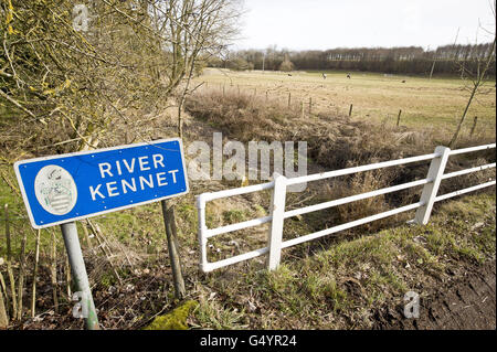 Una visione generale di dove il fiume Kennett scorre solitamente lungo i campi vicino al villaggio di Lockeridge, appena ad ovest di Marlborough. Foto Stock