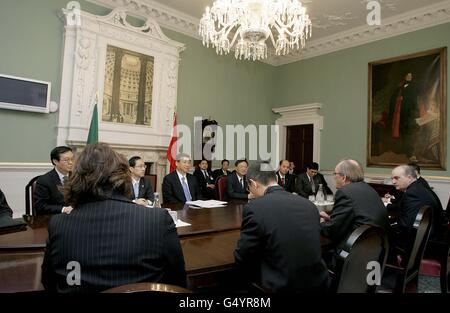 S.E. il Sig. Xi Jinping , Vice Presidente della Repubblica popolare cinese, che siede per un incontro con il Senatore Paddy Burke Cathaoirleach e il Sig. Sean Barrett T.D. Ceann Comhairle quando il Vice Presidente ha effettuato una visita a Leinster House il terzo e ultimo giorno di una visita di tre giorni in Irlanda. Foto Stock