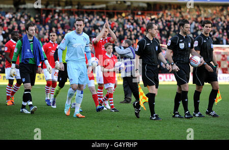 L'arbitro Mark Clattenburg (2° a destra) guida il capitano della città di Coventry Richard Keogh (2° a sinistra), il portiere Joe Murphy (a sinistra) e il resto dei giocatori fuori prima del calcio d'inizio Foto Stock