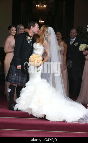 Attore Martin Compston e Tianna Chanel Flynn al Mar Hall resort nel Renfrewshire dopo il loro matrimonio. Foto Stock