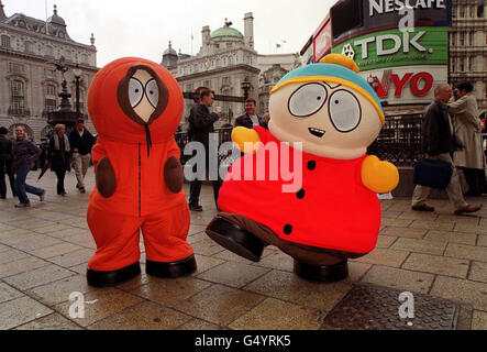 Kenny (a sinistra) e Cartman, i personaggi della televisione cartoon di South Park, visitano Piccadilly Circus, durante il loro tour intorno a Londra per lanciare il video e il DVD del film 'South Park - Bigger, Longer & Uncut'. Foto Stock