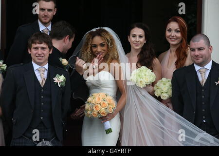 Attore Martin Compston e Tianna Chanel Flynn con i loro ospiti presso il Mar Hall resort nel Renfrewshire dopo il loro matrimonio. Foto Stock