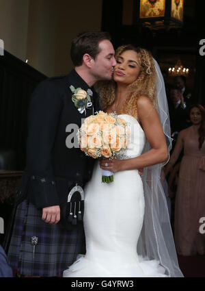 Attore Martin Compston e Tianna Chanel Flynn con i loro ospiti presso il Mar Hall resort nel Renfrewshire dopo il loro matrimonio. Foto Stock