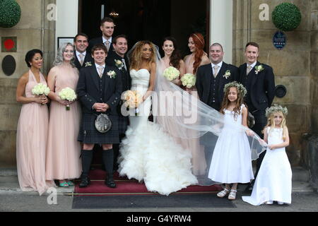 Attore Martin Compston e Tianna Chanel Flynn con i loro ospiti presso il Mar Hall resort nel Renfrewshire dopo il loro matrimonio. Foto Stock